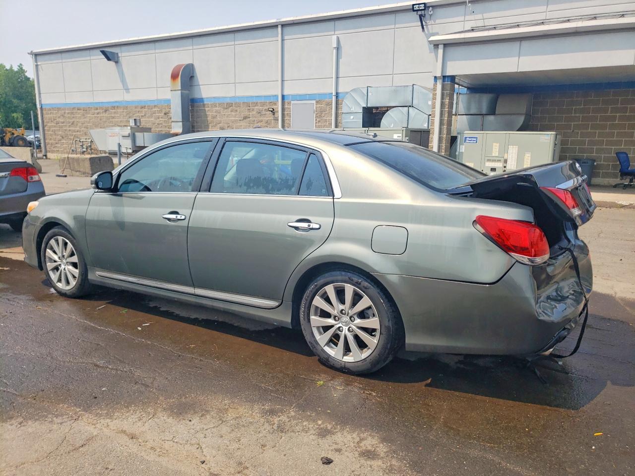 2011 Toyota Avalon Limited - Фото 2