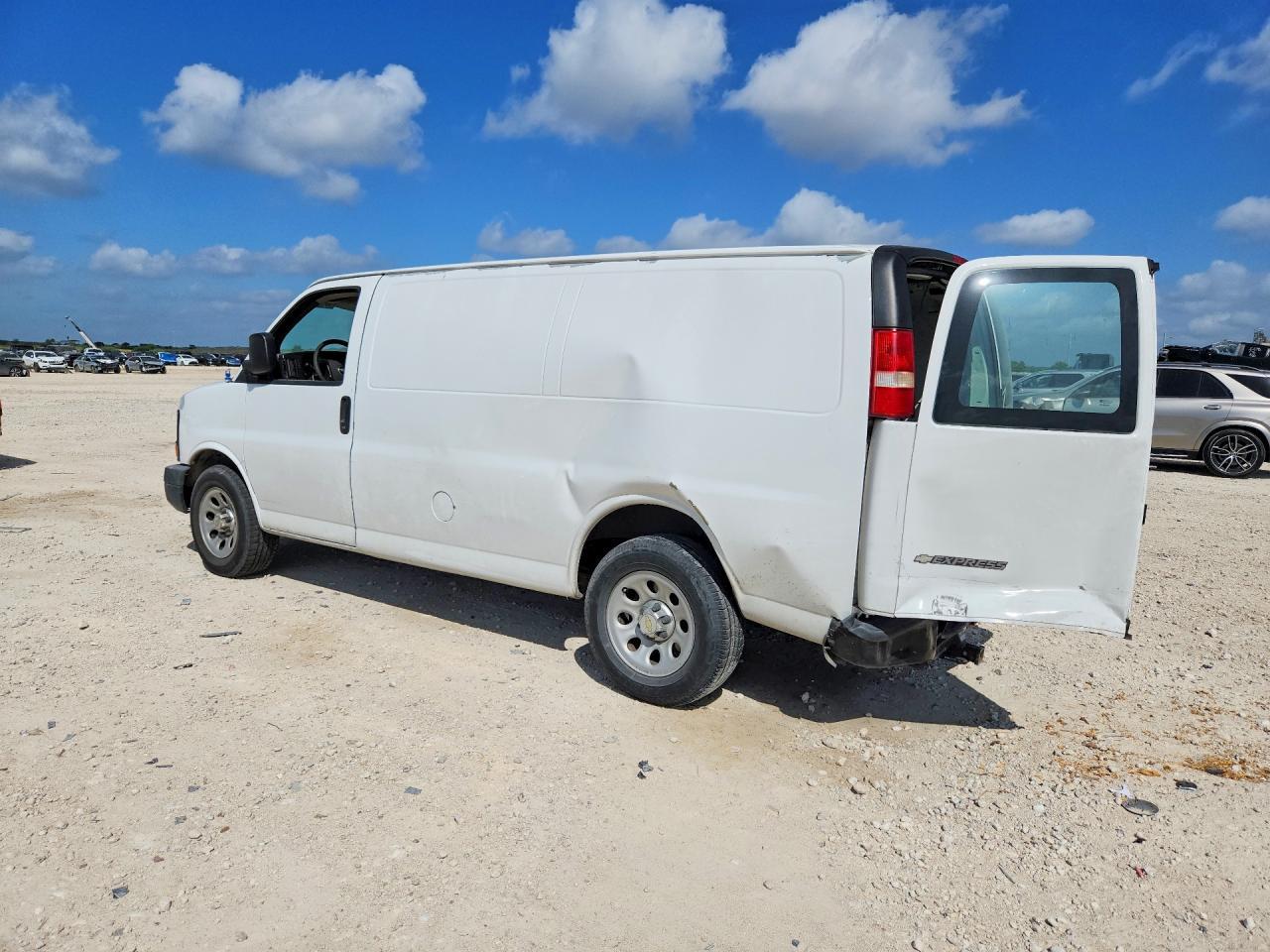 2013 Chevrolet Express G1500 - Фото 2