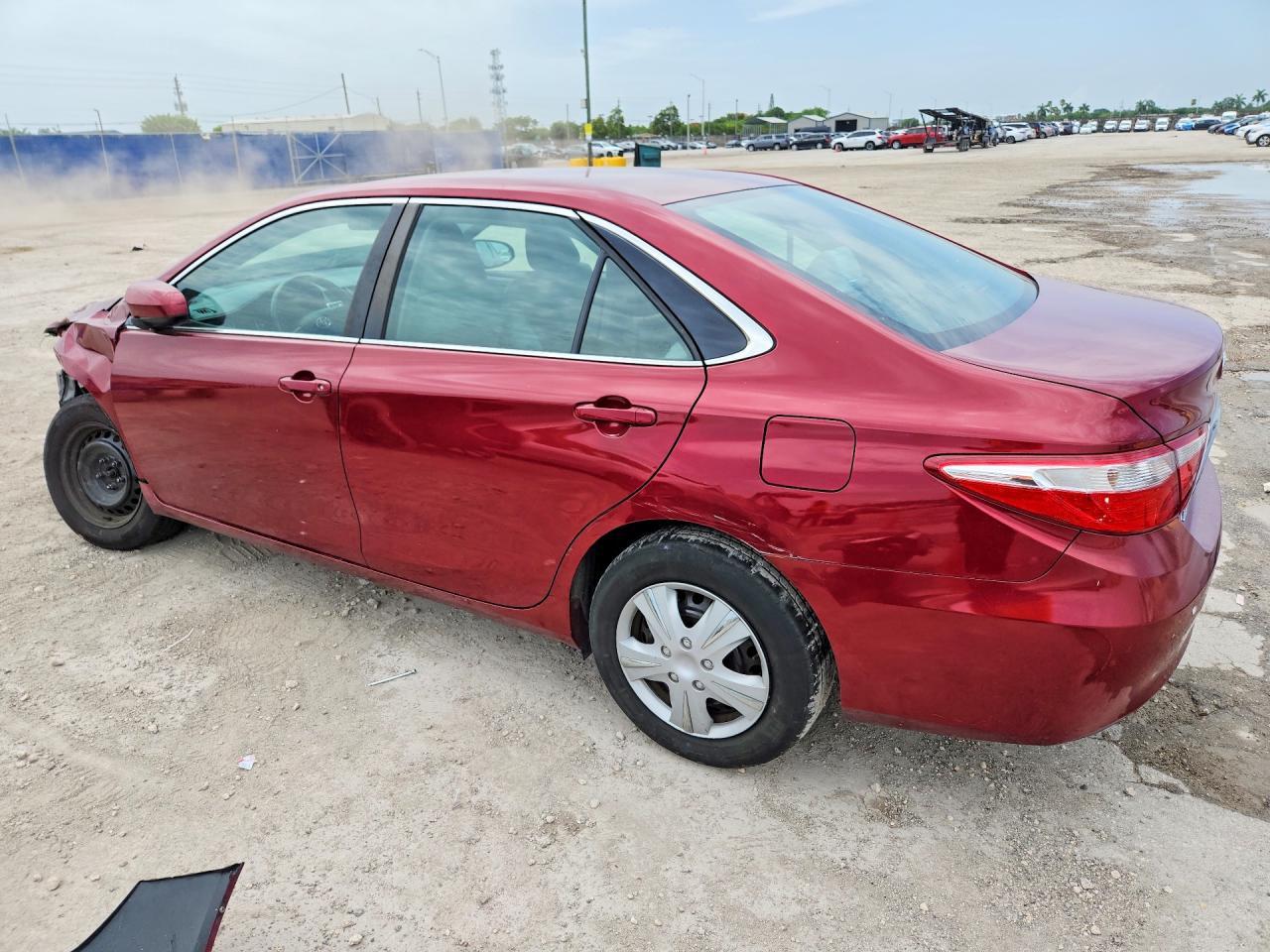2015 Toyota Camry Le - Фото 2