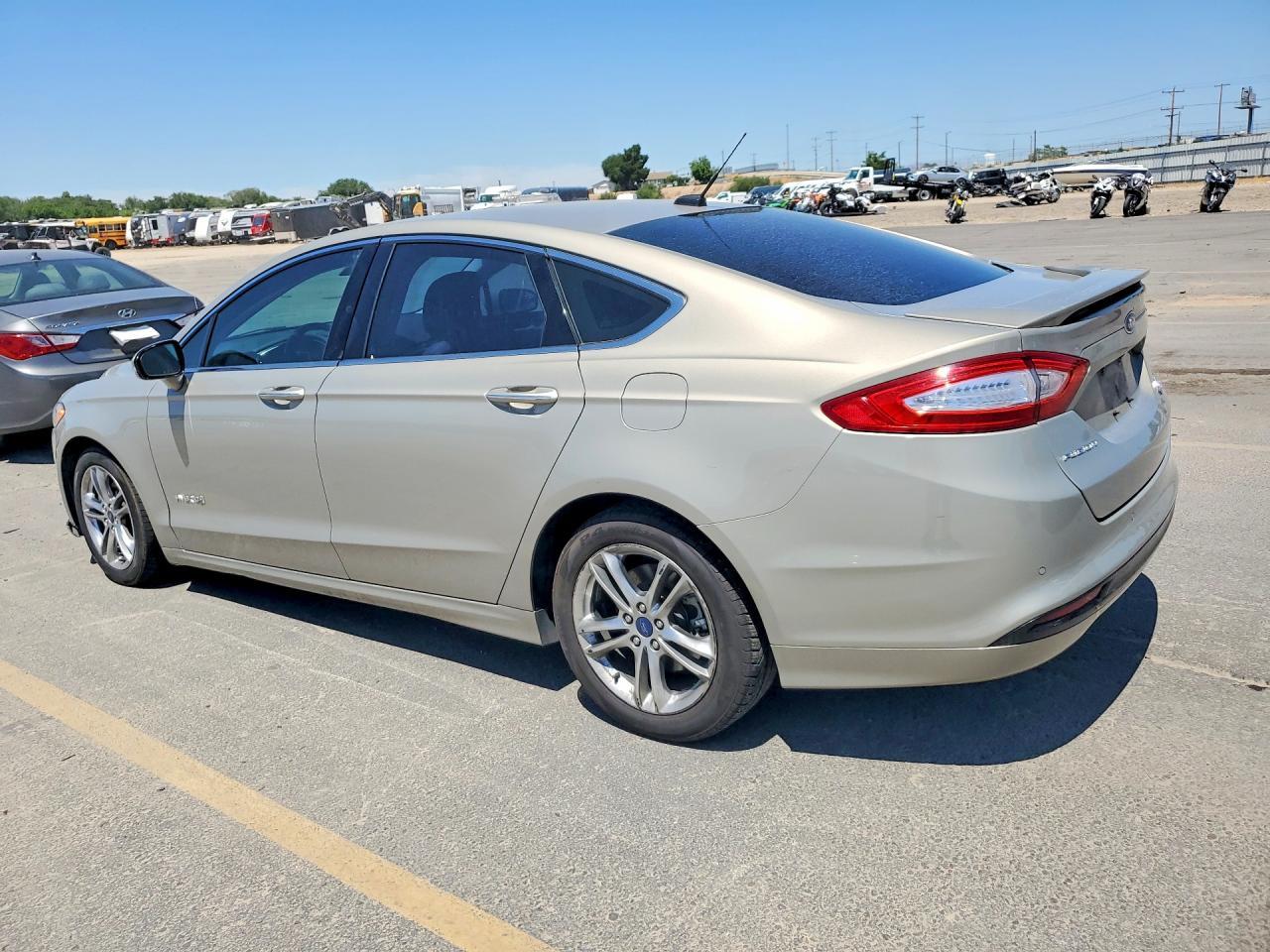 2015 Ford Fusion Titanium Hev - Image 2
