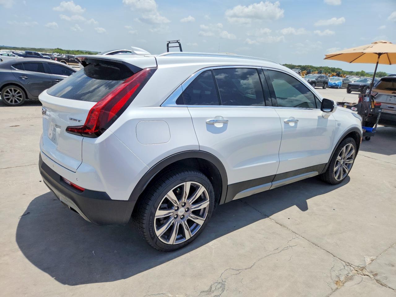 2022 Cadillac Xt4 Premium Luxury - Image 3