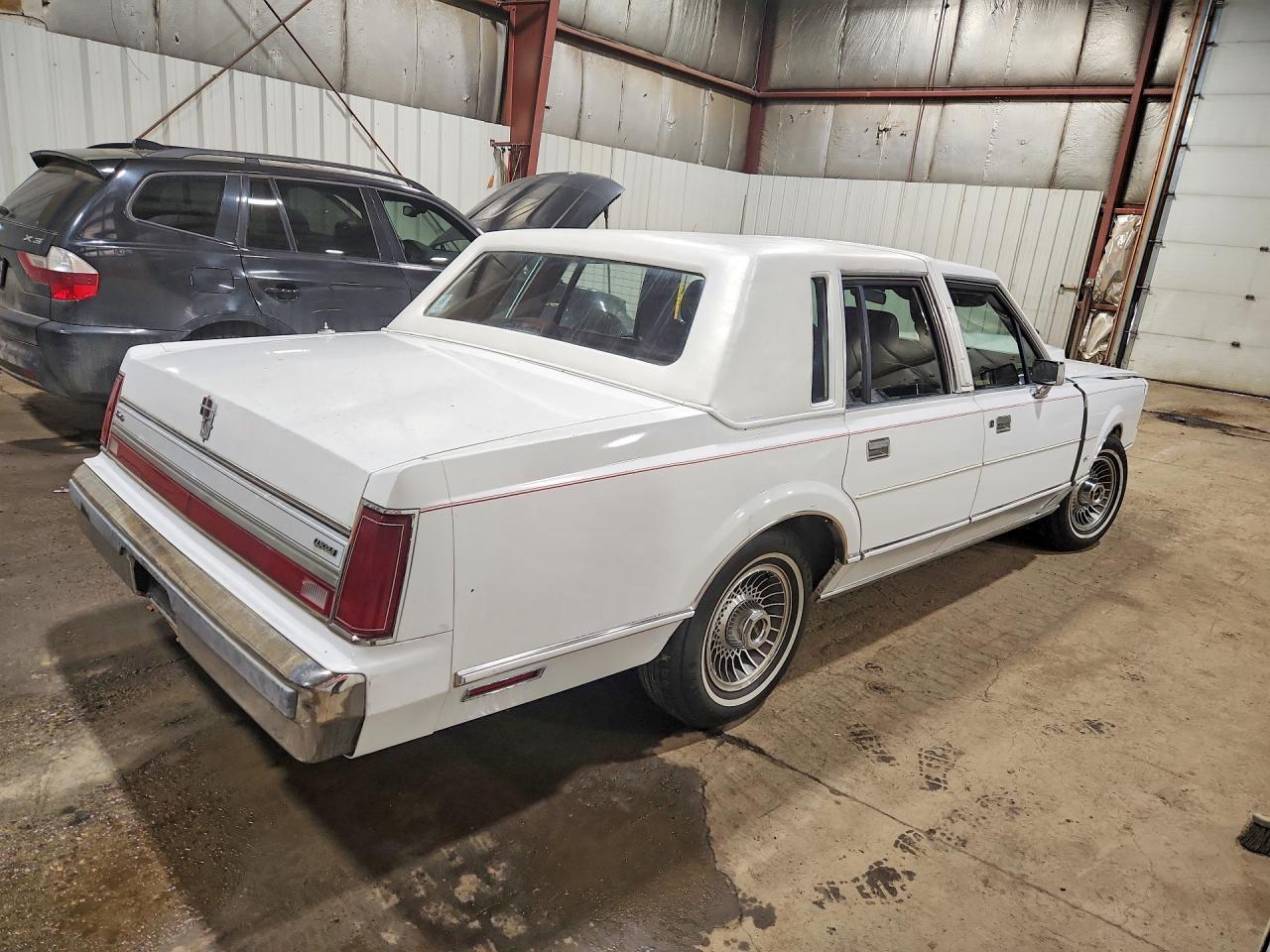 1998 Lincoln Town Car Executive - Image 3