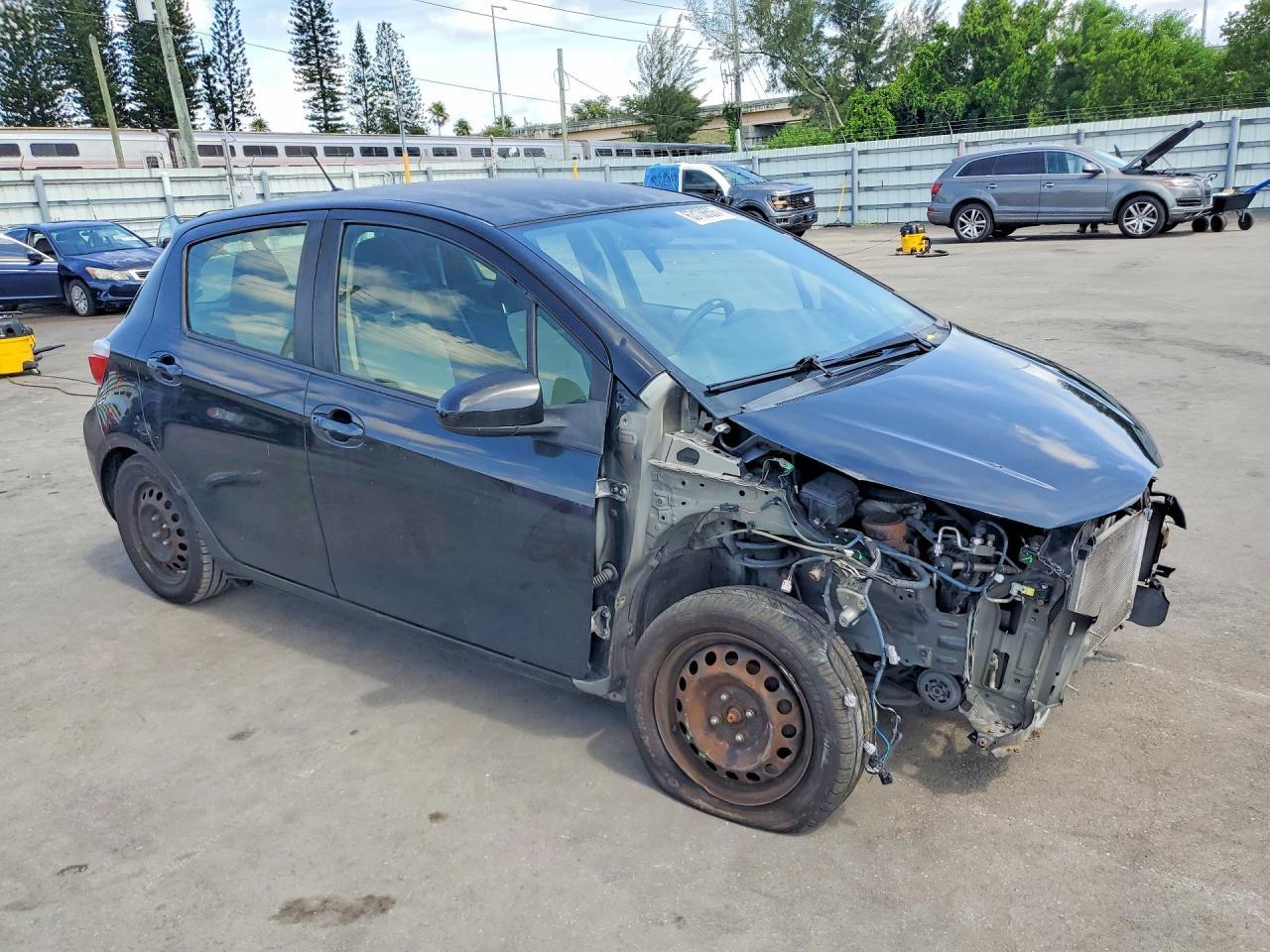 2013 Toyota Yaris 5-Door Le - Фото 4