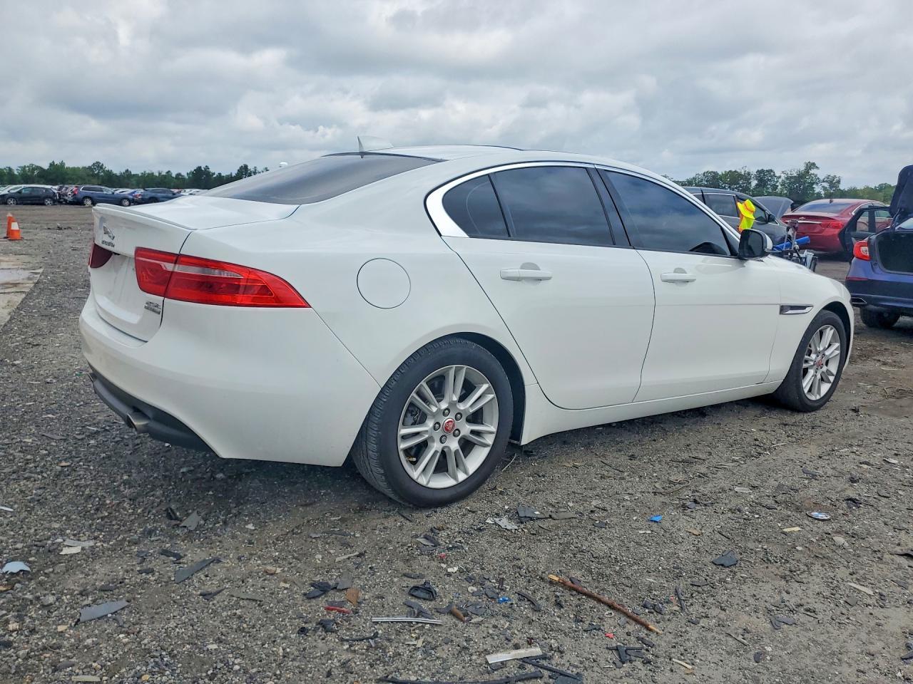 2018 Jaguar Xe Premium - Image 3