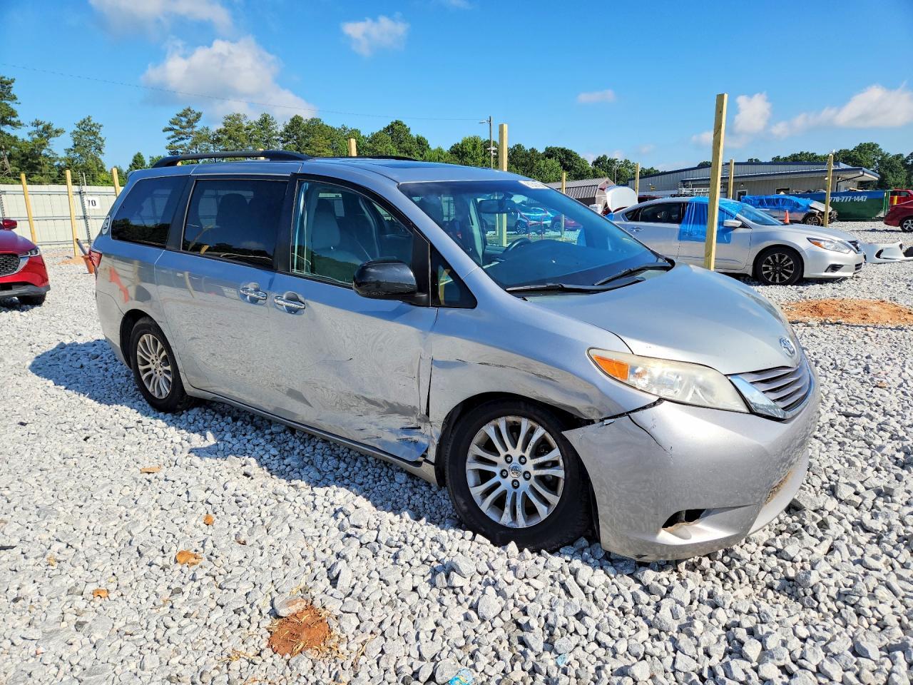 2015 Toyota Sienna Xle Premium 8-Passenger - Image 4