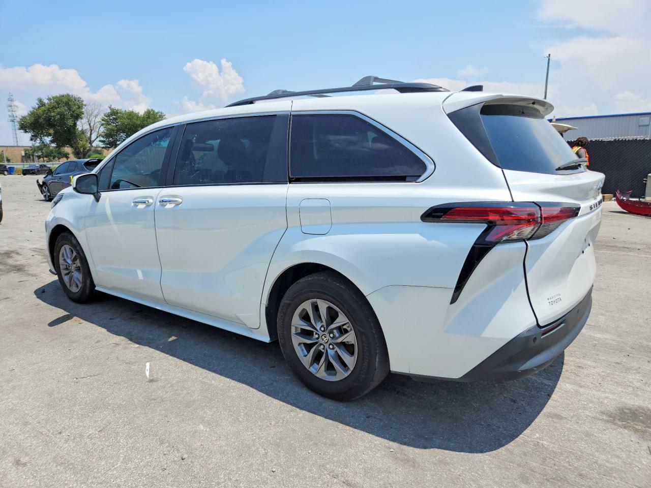 2022 Toyota Sienna Xle - Фото 2