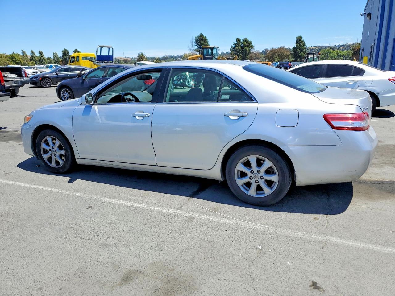 2011 Toyota Camry Le - Фото 2