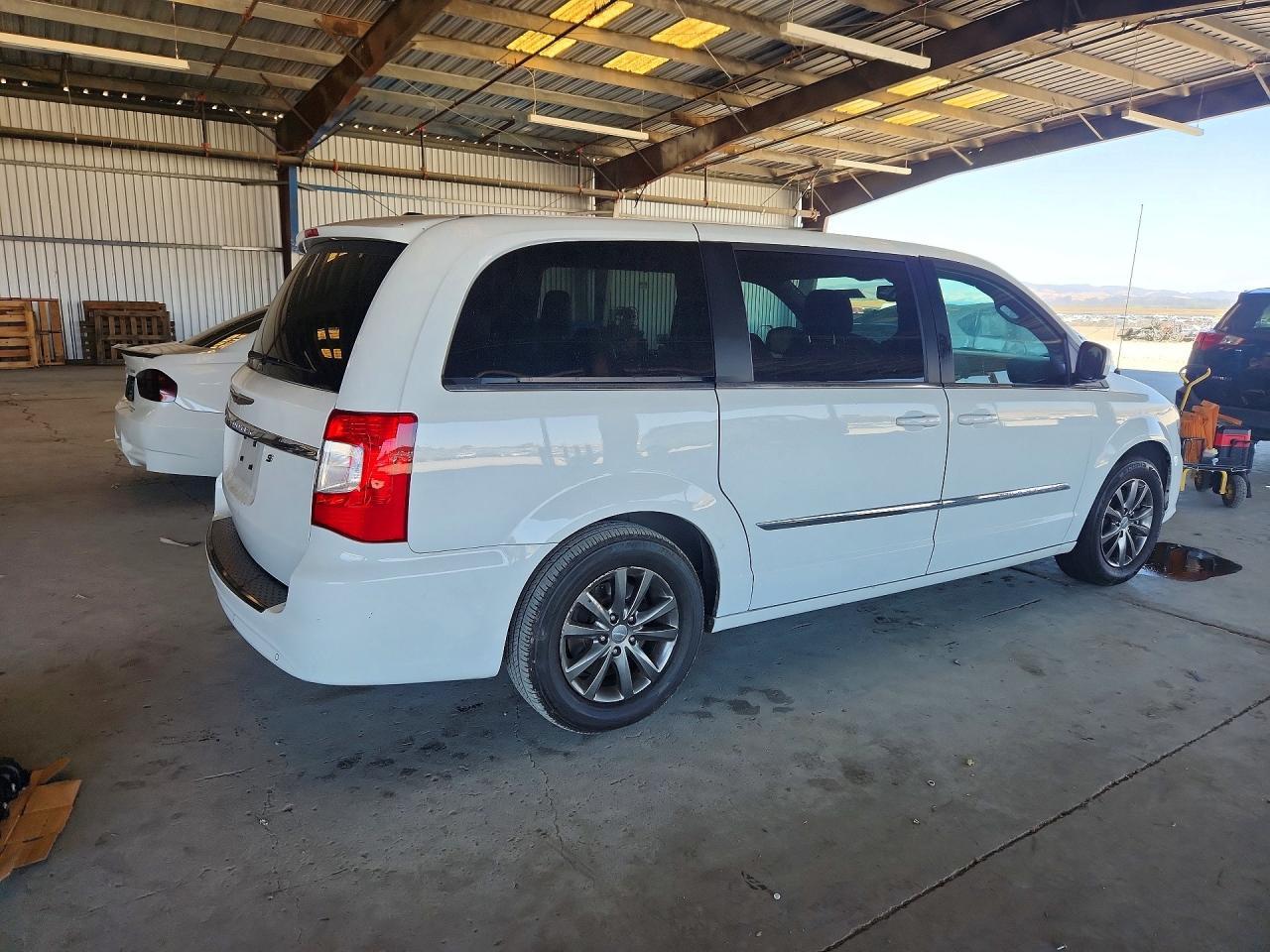 2015 Chrysler Town & Country S - Фото 3