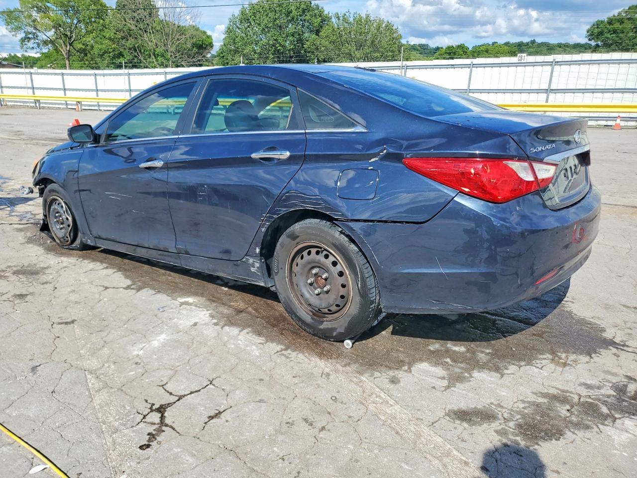 2011 Hyundai Sonata Gls - Image 2
