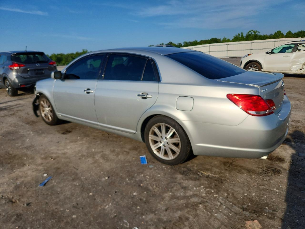 2005 Toyota Avalon Limited - Image 2