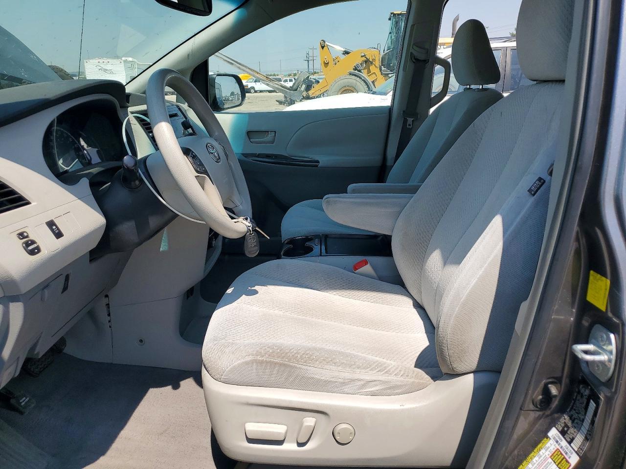 2011 Toyota Sienna Le - Фото 7
