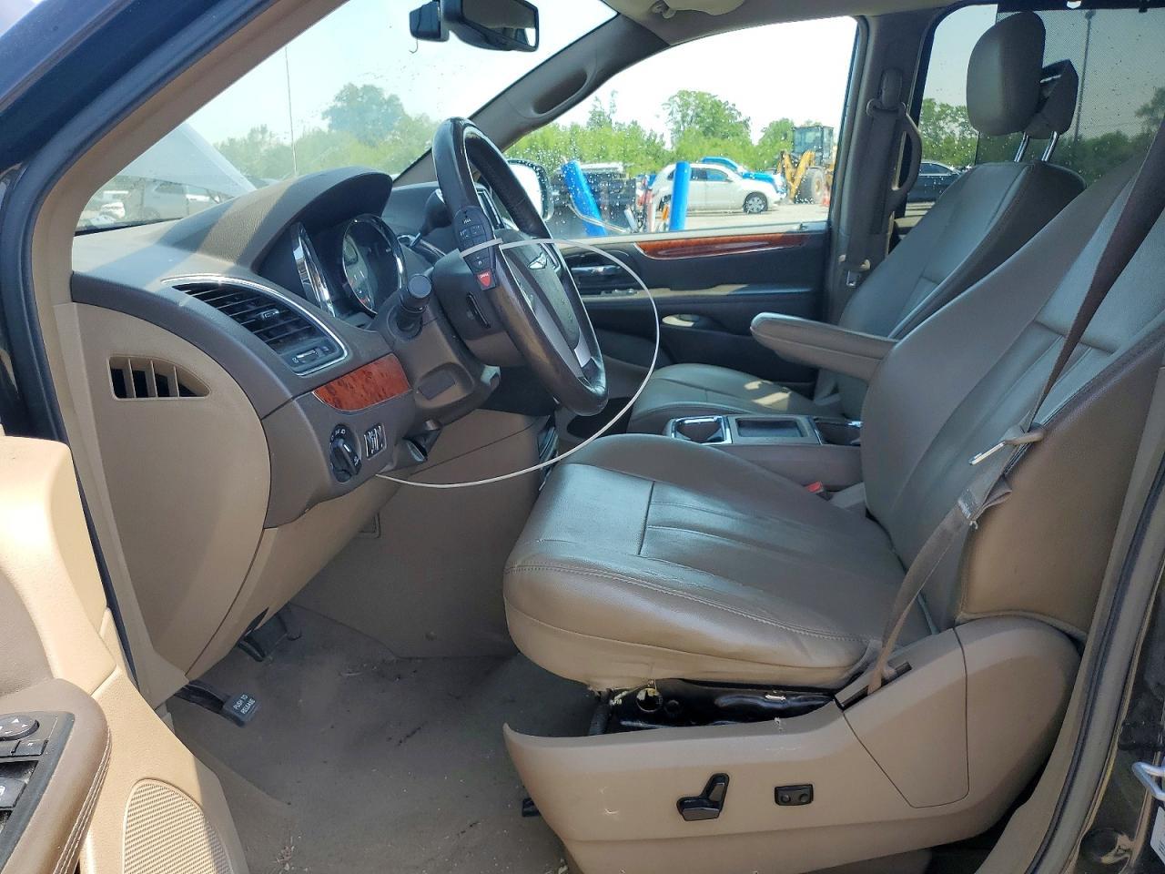 2015 Chrysler Town & Country Touring - Image 7