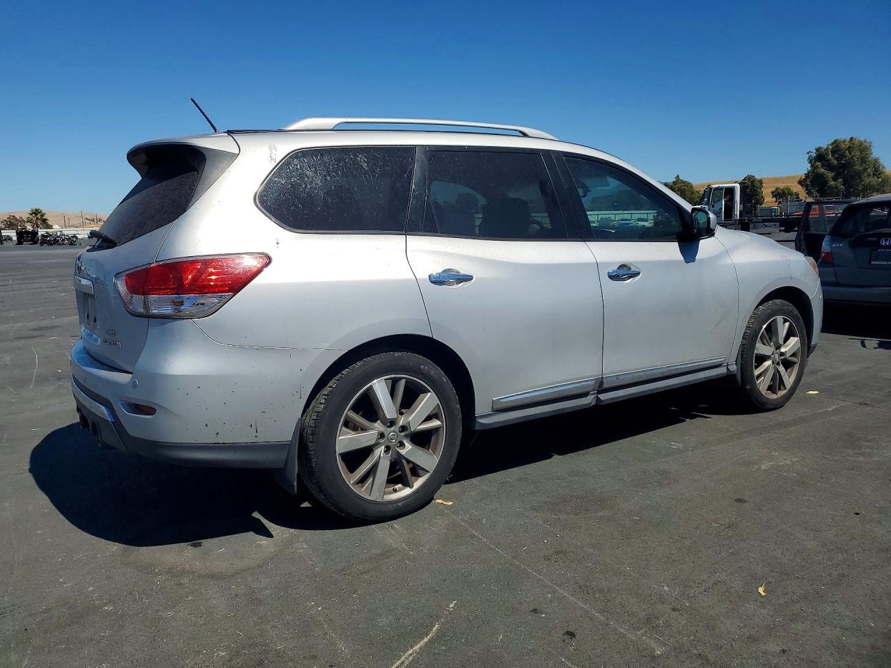 2014 Nissan Pathfinder S - Image 3