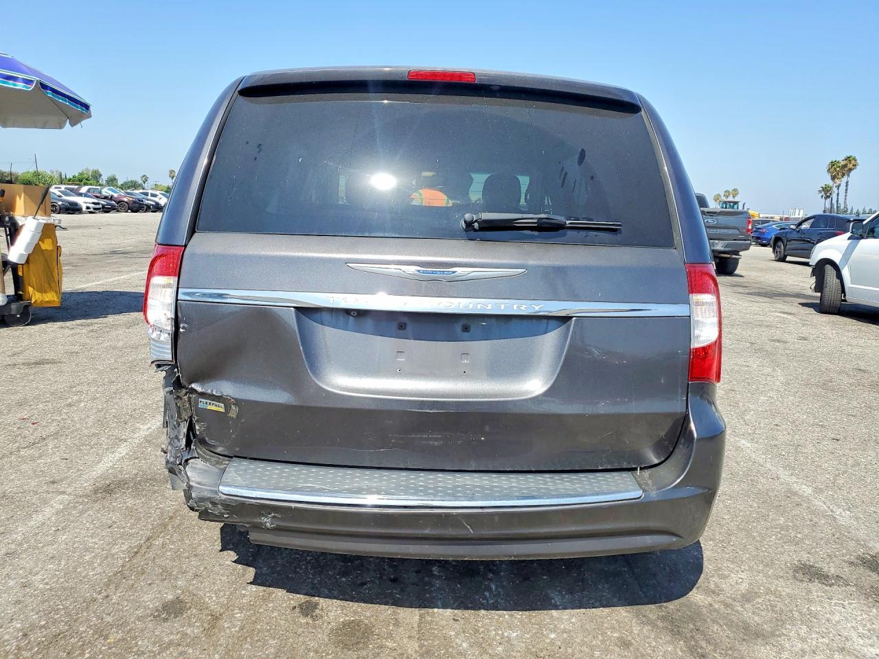 2015 Chrysler Town & Country Touring - Фото 6