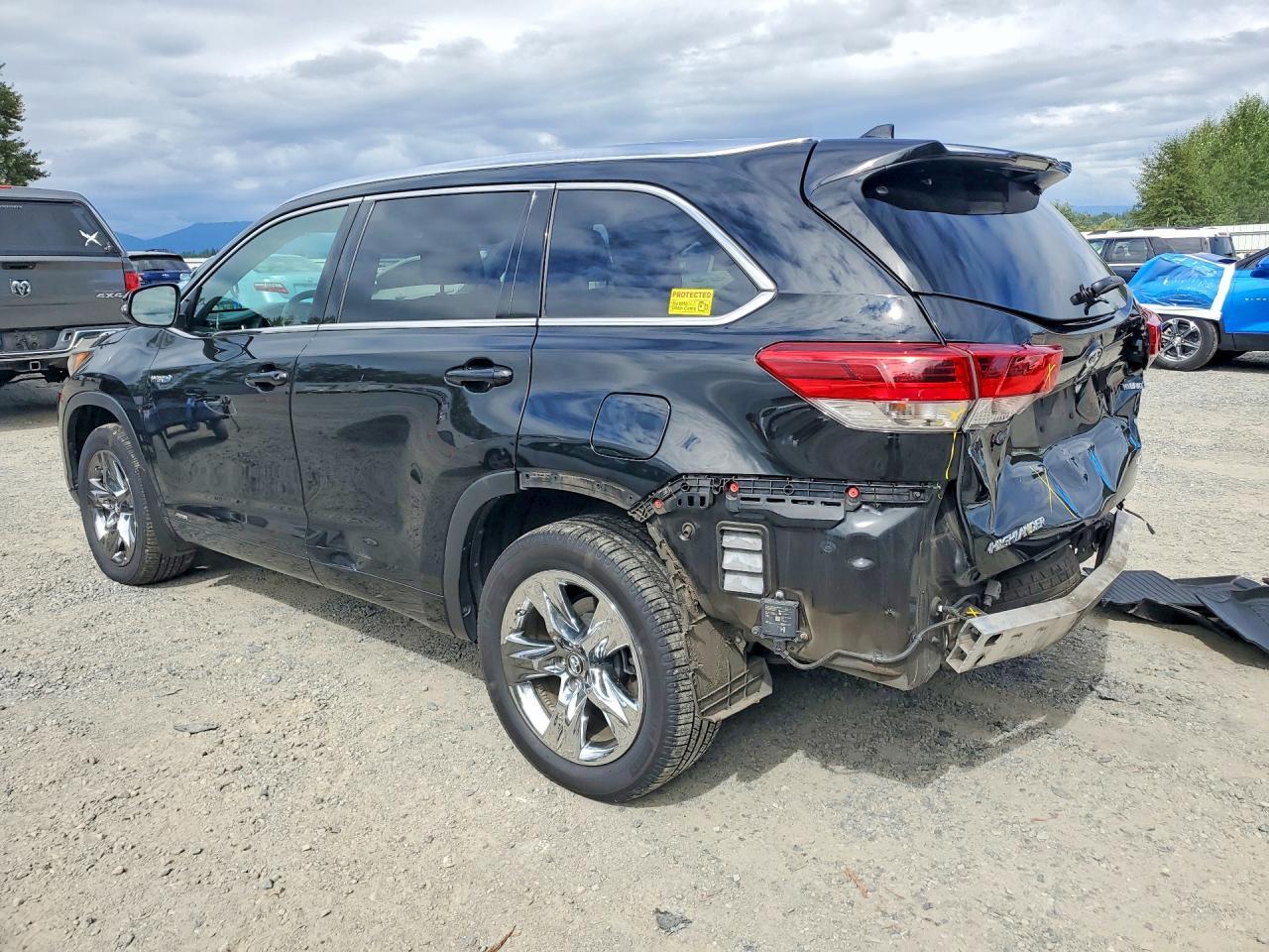 2018 Toyota Highlander Hybrid Limited Platinum - Image 2