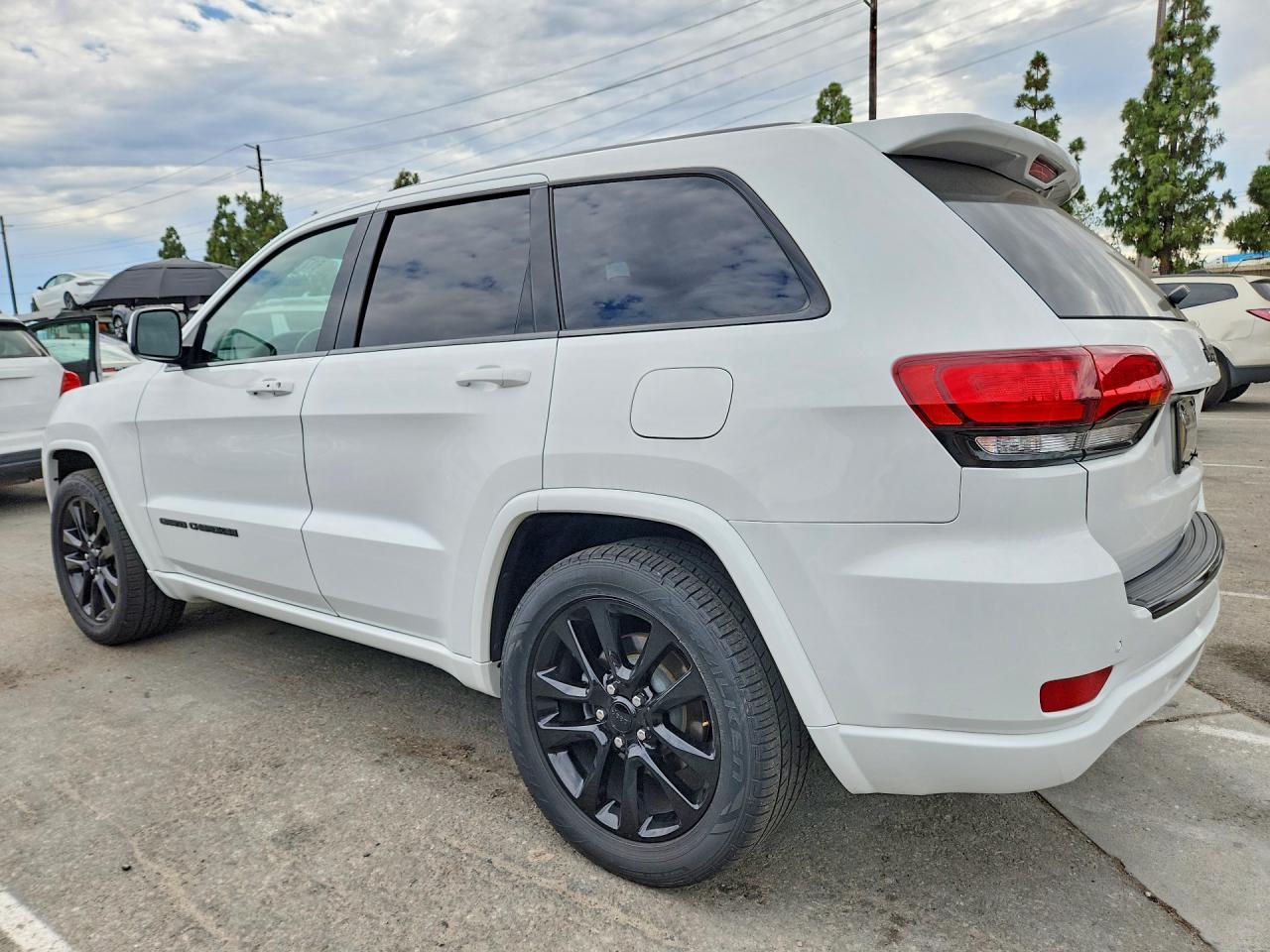 2017 Jeep Grand Cherokee Laredo - Image 2