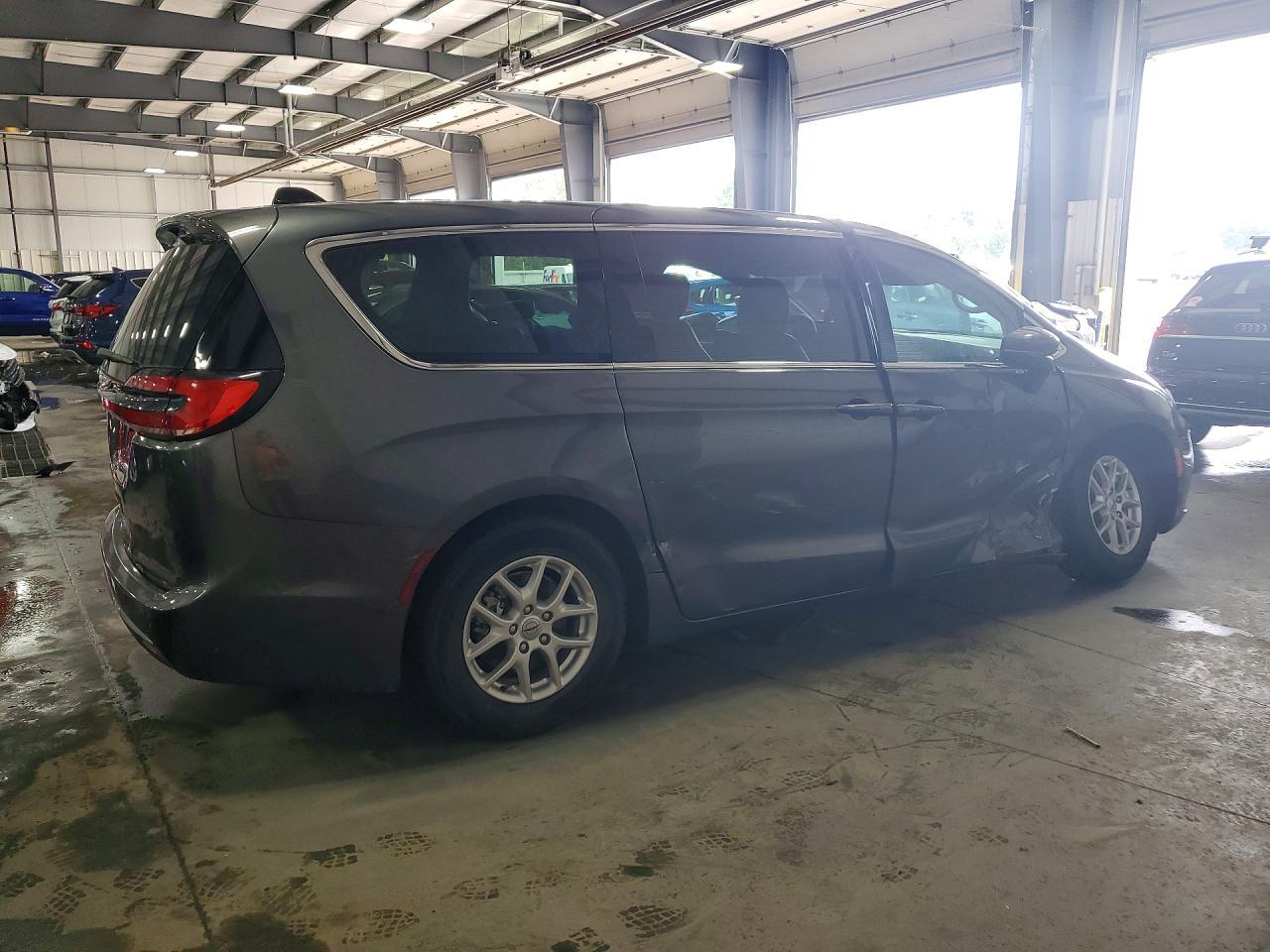 2023 Chrysler Pacifica Touring L - Фото 3