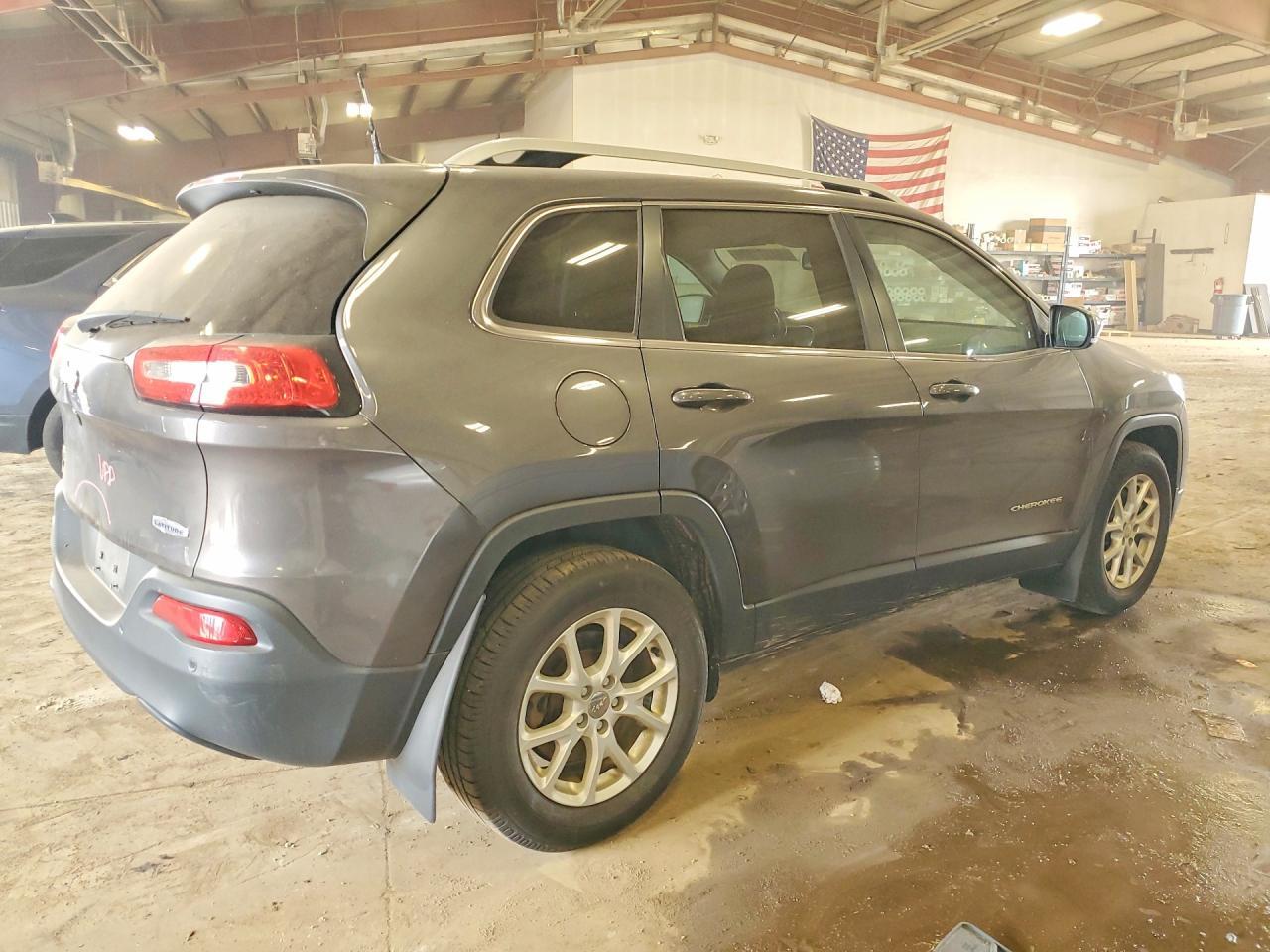 2016 Jeep Cherokee Latitude - Image 3