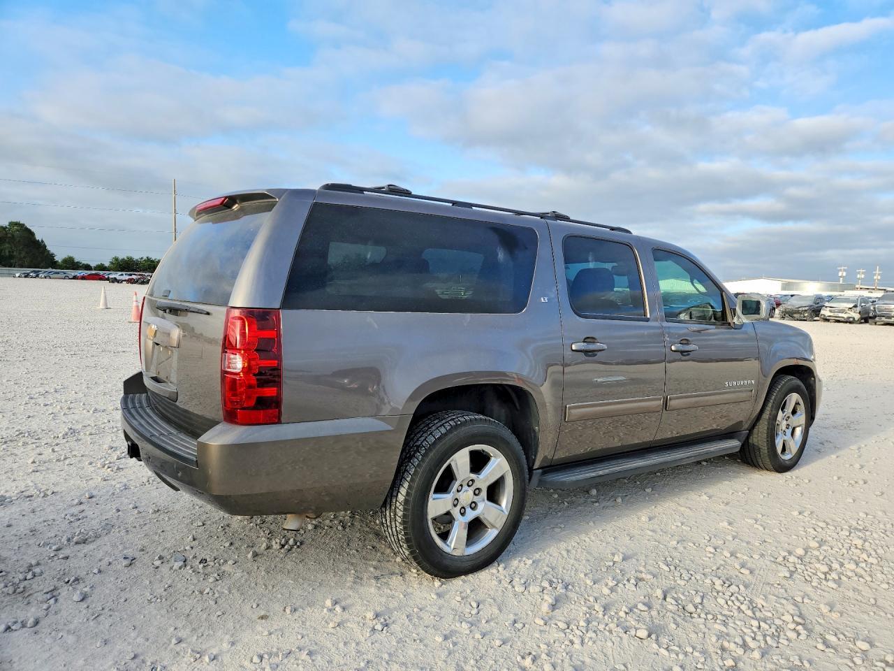 2014 Chevrolet Suburban C1500 Lt - Image 3