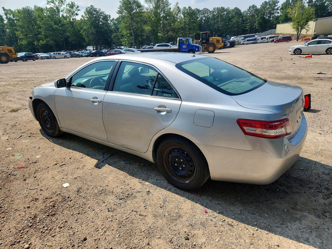 2011 Toyota Camry Le - Фото 2