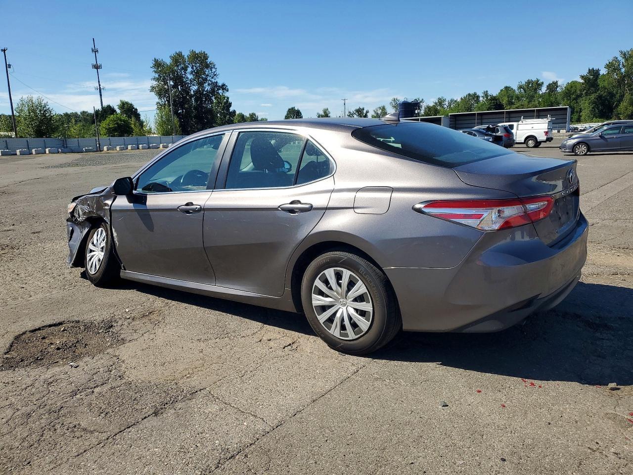 2020 Toyota Camry Le - Фото 2