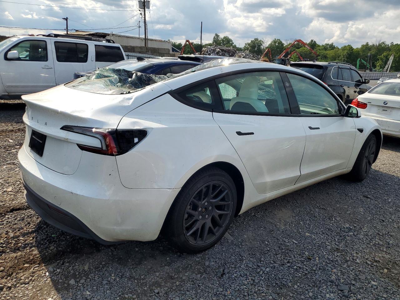 2025 Tesla Model 3 - Фото 3