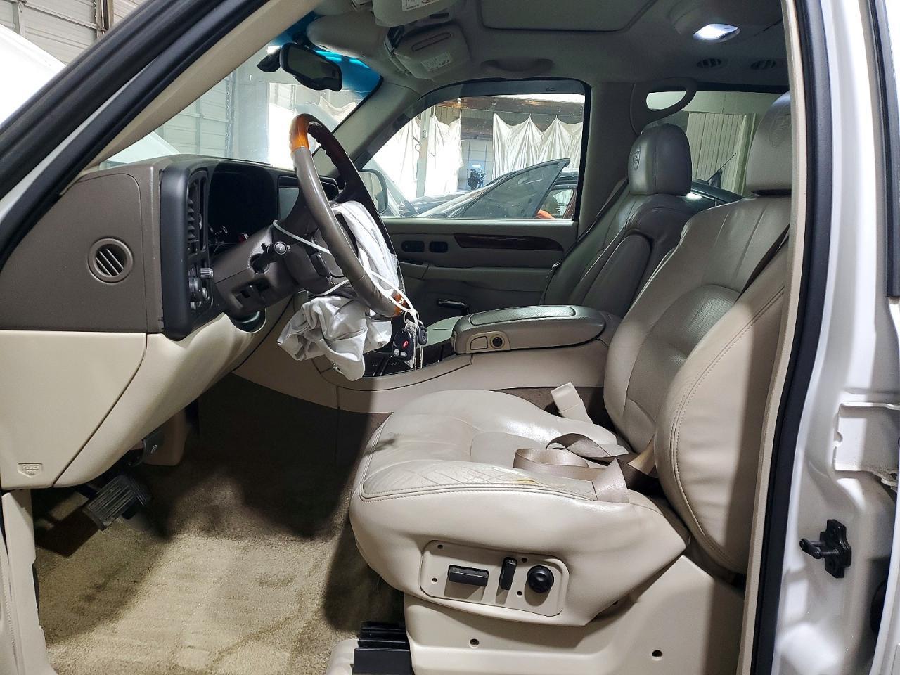 2002 Cadillac Escalade Luxury - Image 7