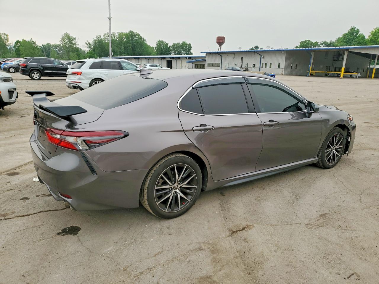 2022 Toyota Camry Se - Фото 3