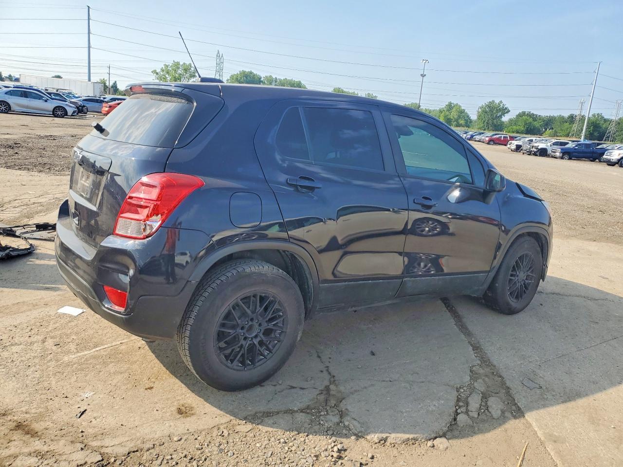 2022 Chevrolet Trax Ls - Фото 3