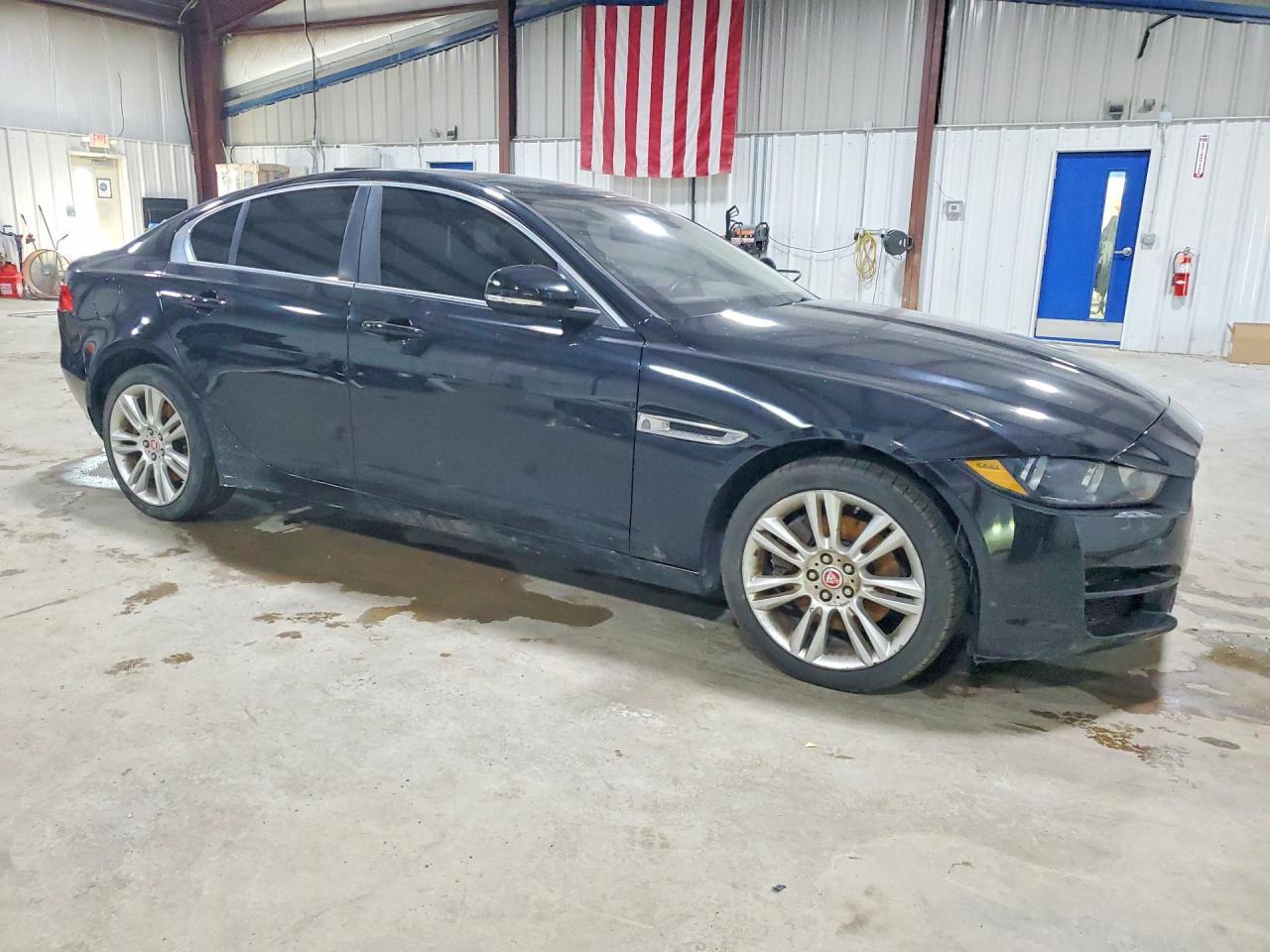 2019 Jaguar Xe - Image 4
