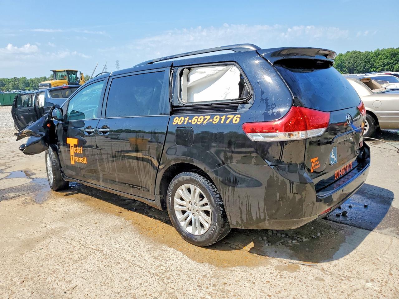 2014 Toyota Sienna Xle 8-Passenger - Image 2