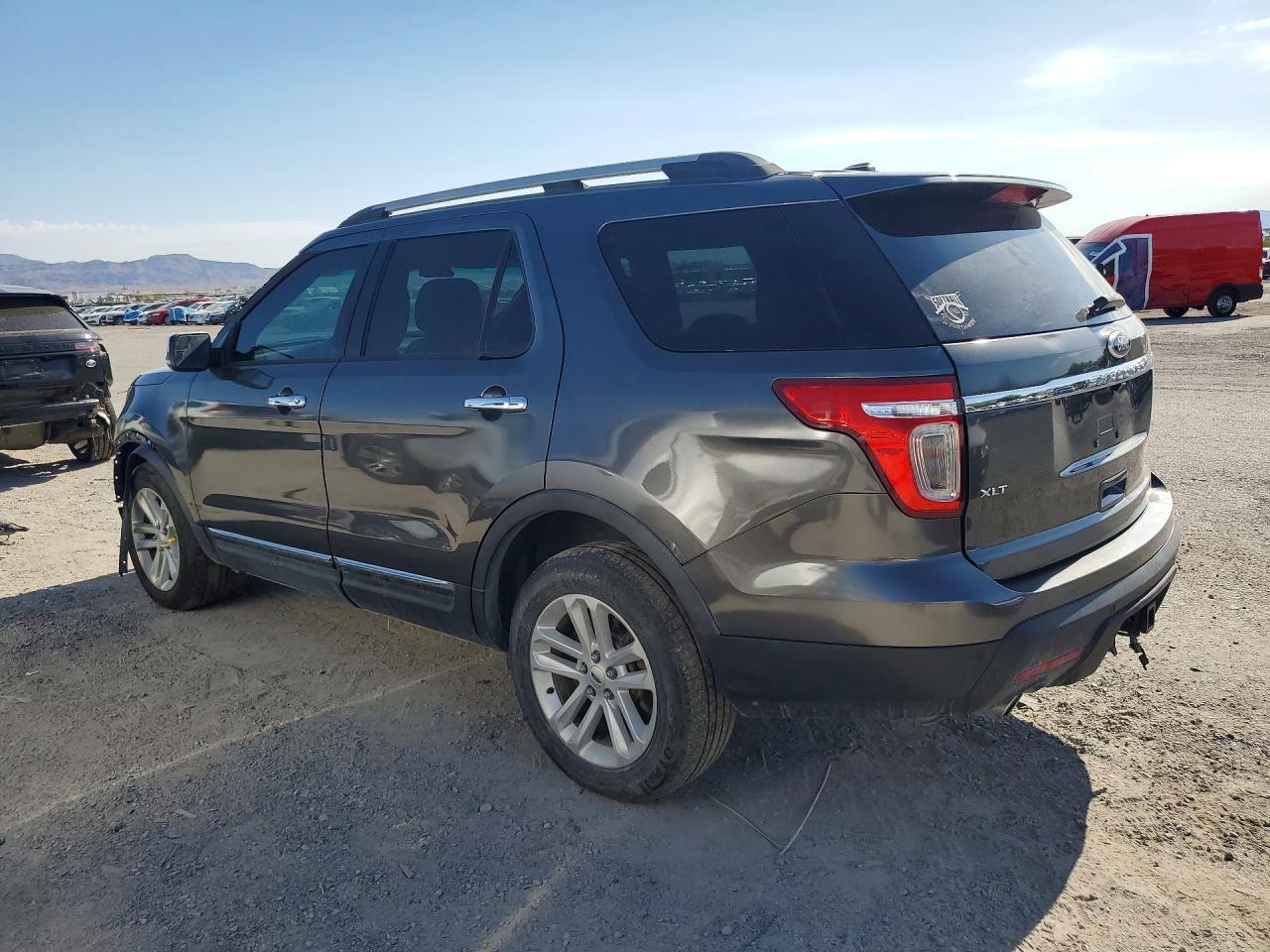 2015 Ford Explorer Xlt - Фото 2