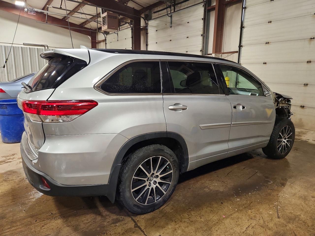 2017 Toyota Highlander Se - Фото 3