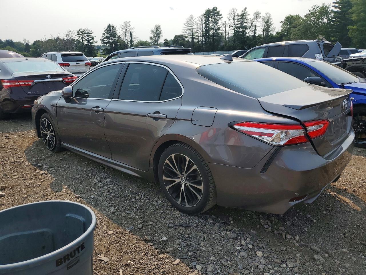 2020 Toyota Camry Se - Image 2
