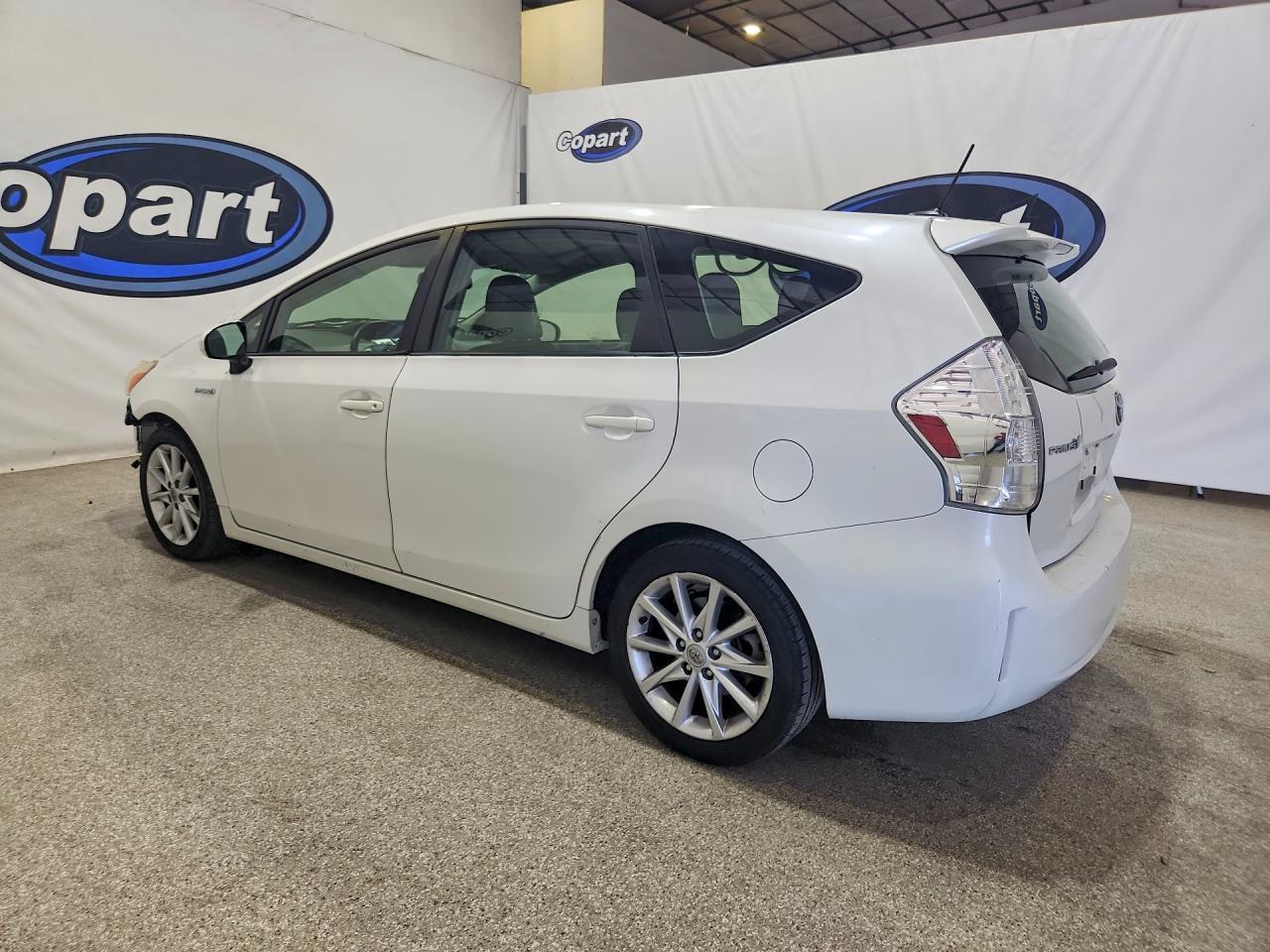 2014 Toyota Prius V Five - Фото 2