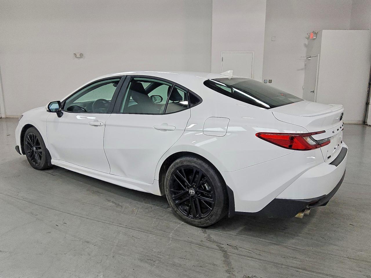 2025 Toyota Camry Se - Фото 2