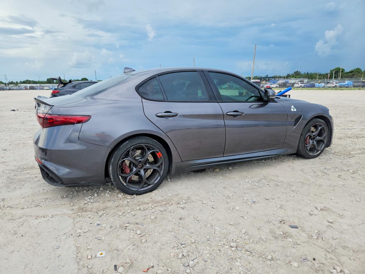 2017 Alfa Romeo Giulia Quadrifoglio - Фото 3