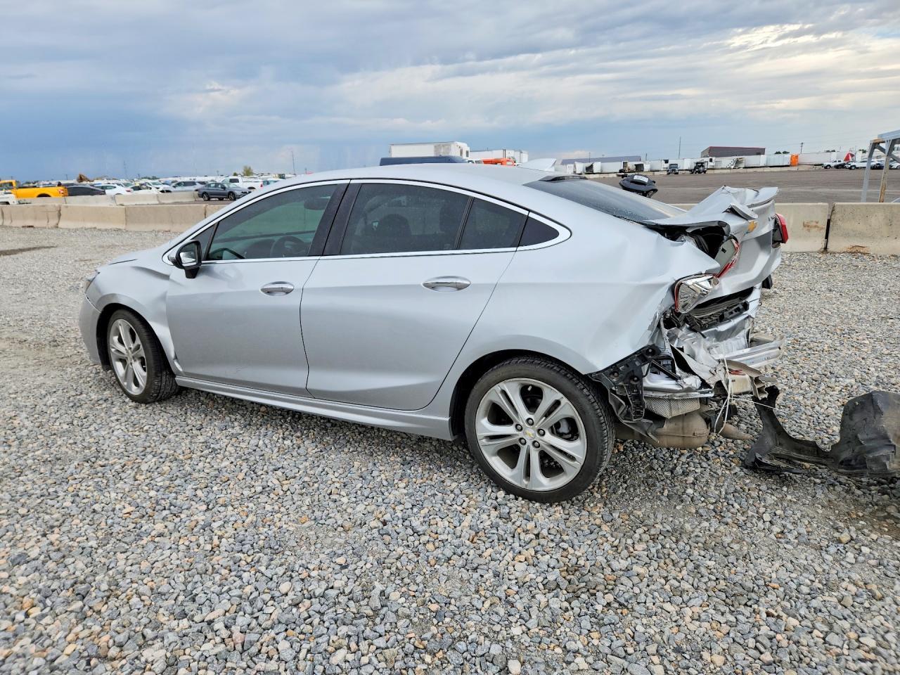 2016 Chevrolet Cruze Premier - Image 2