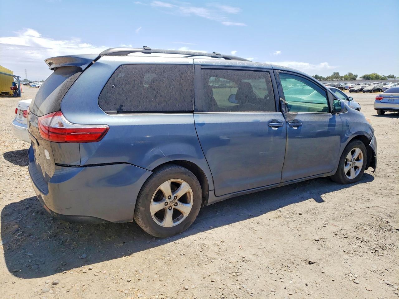 2015 Toyota Sienna Le - Image 3