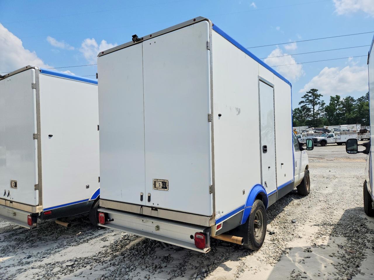 2024 Ford E350 Refrigerated Box Truck - Фото 3