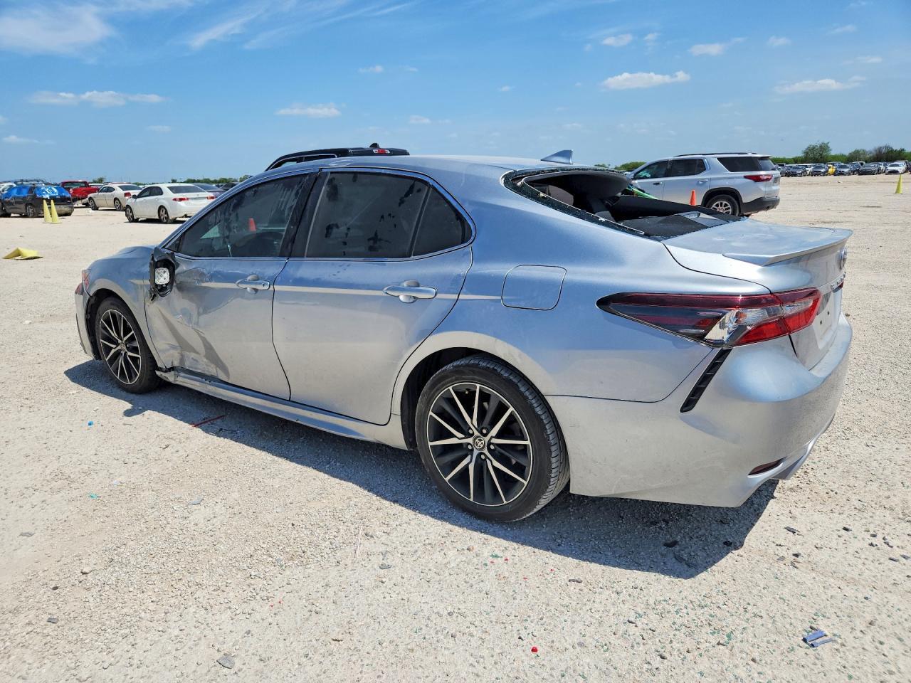 2021 Toyota Camry Se - Фото 2