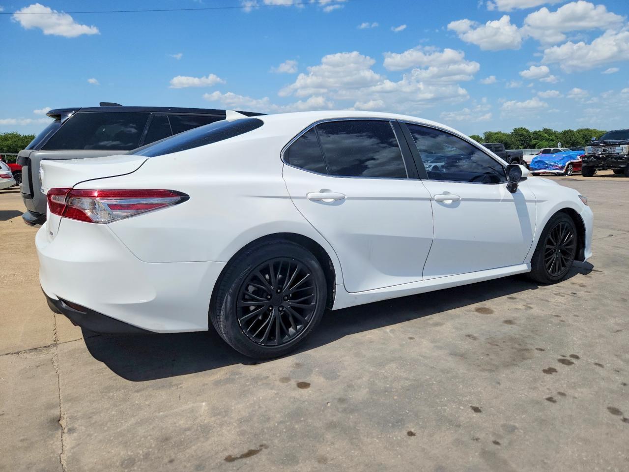 2019 Toyota Camry Le - Фото 3
