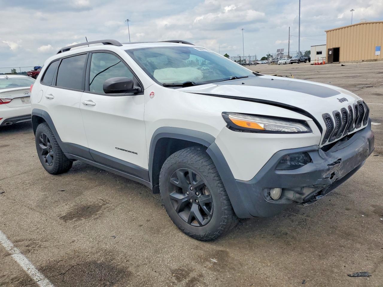 2016 Jeep Cherokee Trailhawk - Image 4