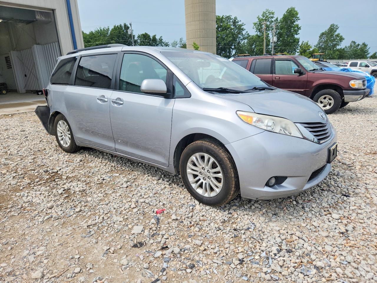 2015 Toyota Sienna Xle Premium 8-Passenger - Фото 4