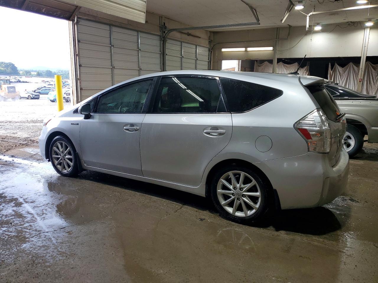2013 Toyota Prius V Five - Фото 2