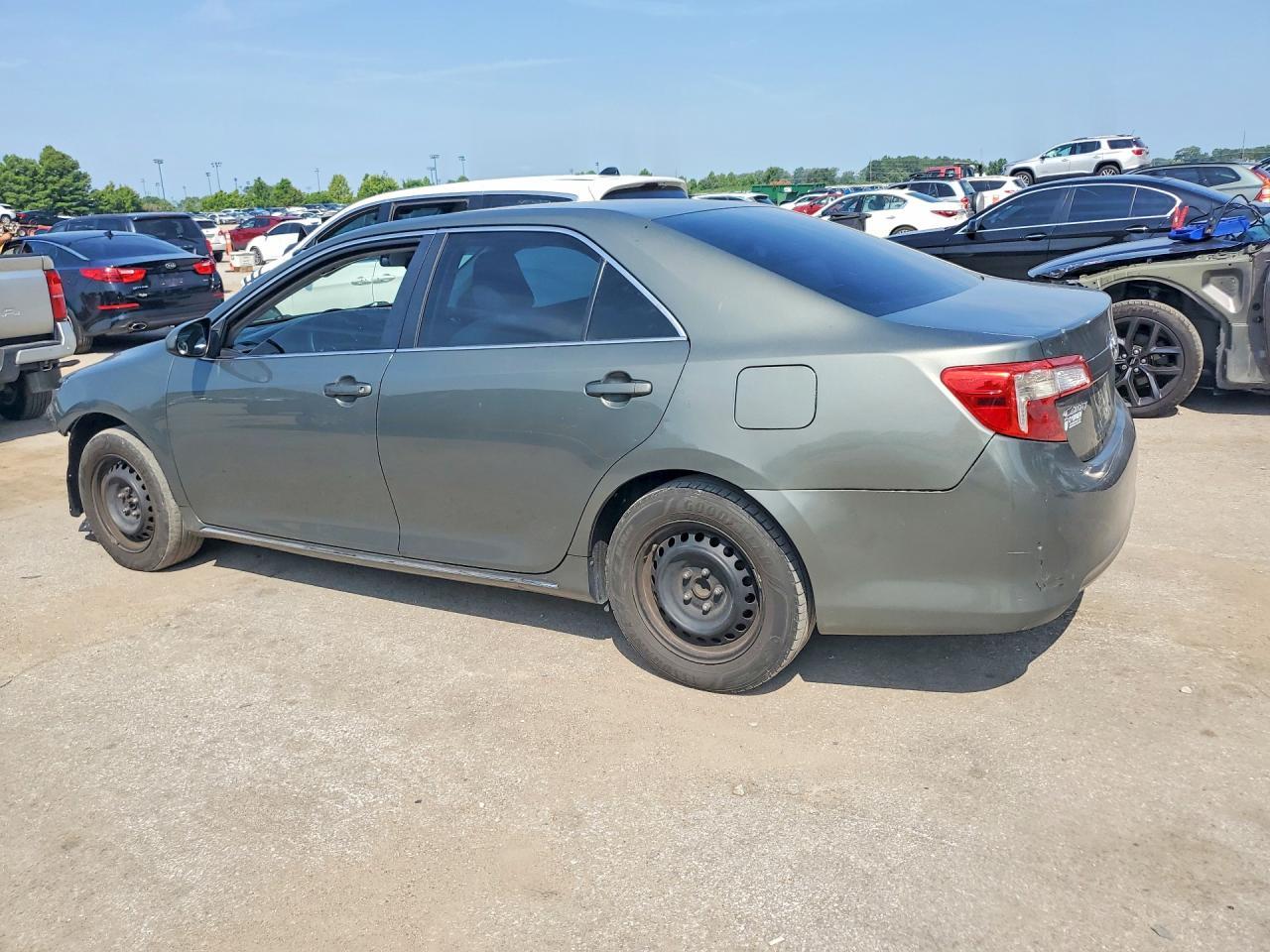 2012 Toyota Camry Le - Фото 2