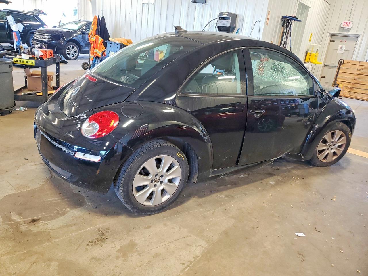 2010 Volkswagen New Beetle - Фото 3