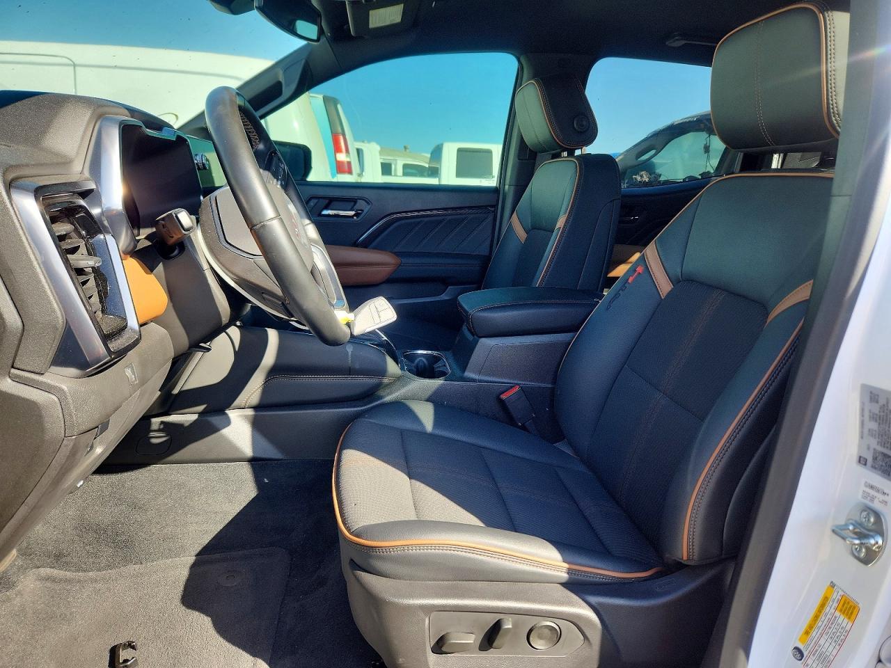2025 GMC Canyon At4 - Image 7