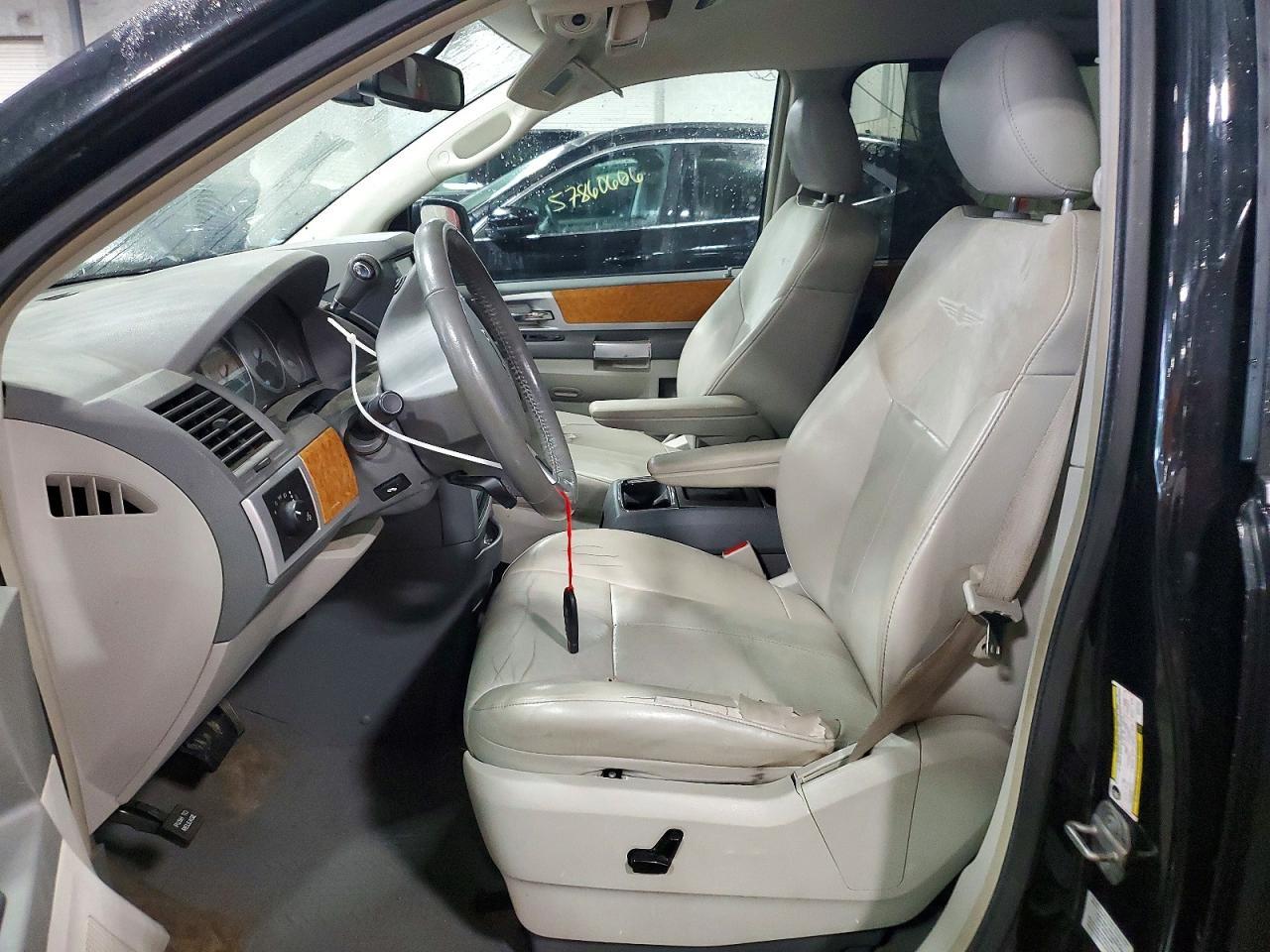 2009 Chrysler Town & Country Limited - Фото 7