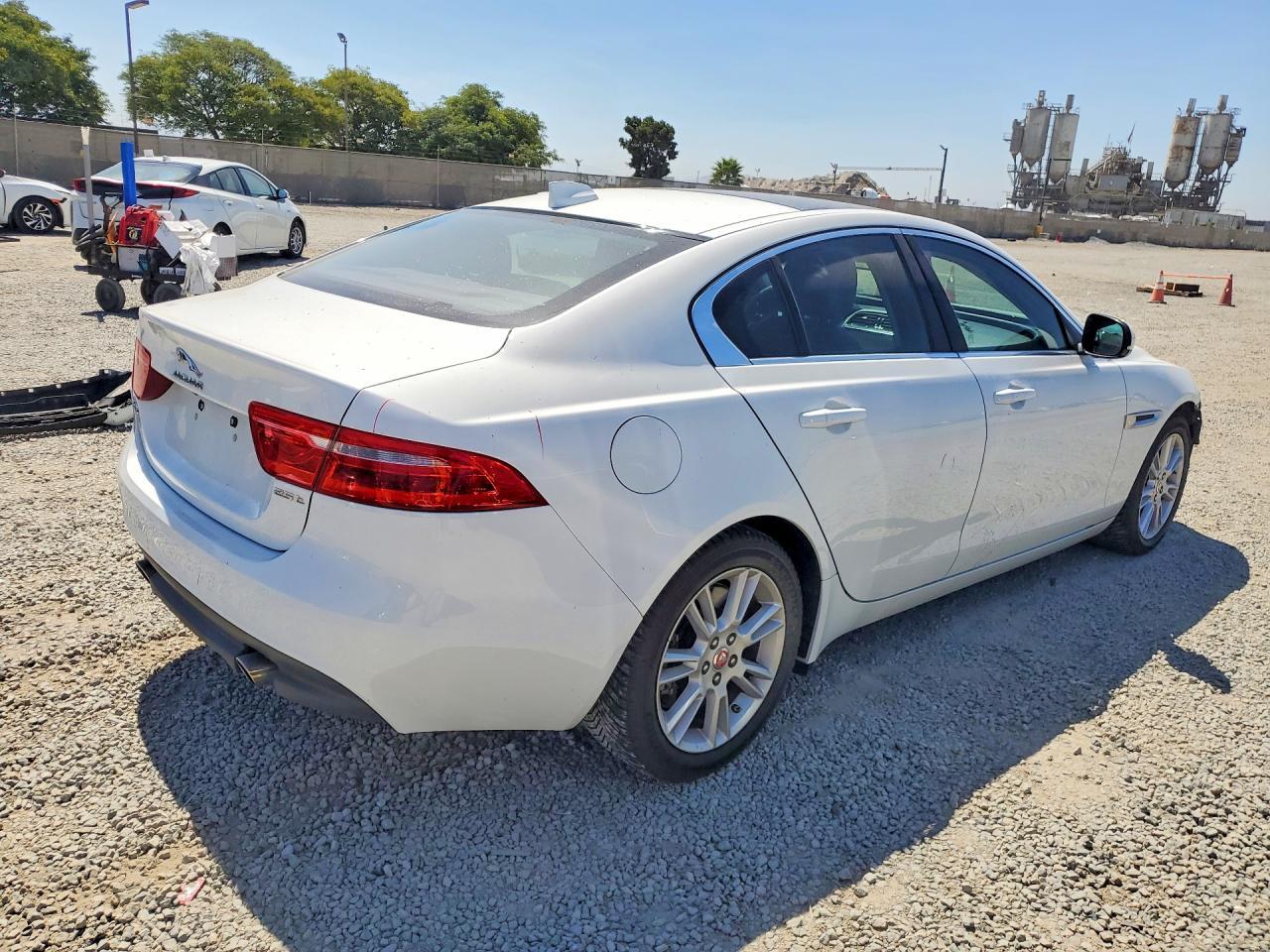 2019 Jaguar Xe Premium - Фото 3